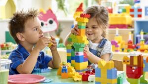imagem de duas crianças brincando com lego