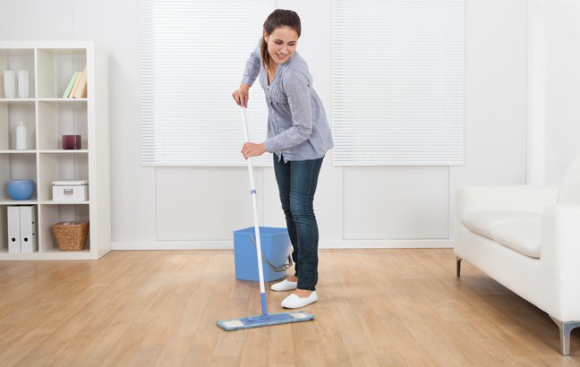 Mulher limpando piso vinílico