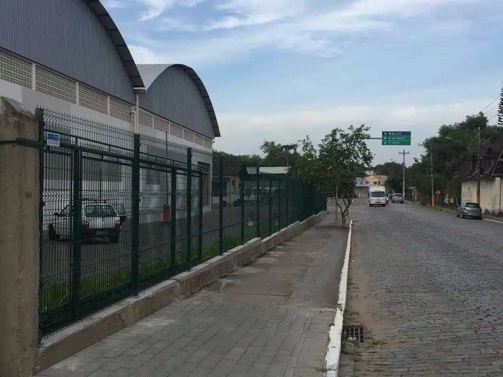 A imagem mostra uma cerca de Gradil.